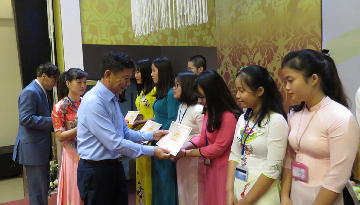 Giáo sư Odon Vallet cùng đồng chí Nguyễn Hữu Hoài, Chủ tịch UBND tỉnh trao học bổng cho sinh viên Trường đại học Quảng Bình có thành tích học tập xuất sắc trong năm học 2017-2018.