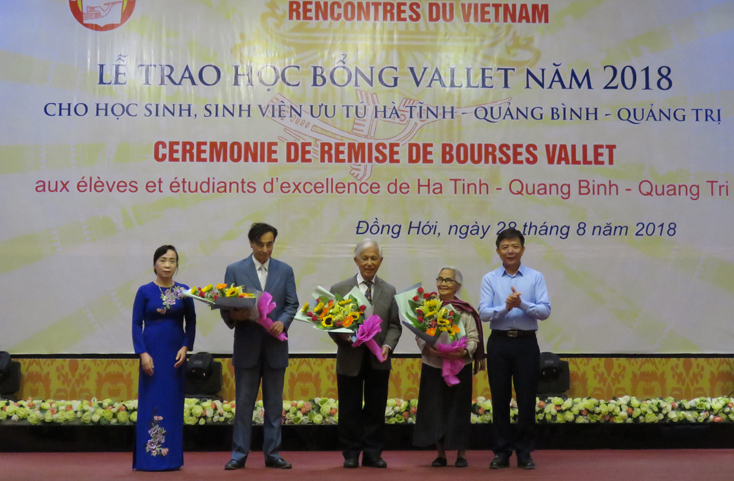  Đồng chí Nguyễn Hữu Hoài, Chủ tịch UBND tỉnh tặng hoa chúc mừng Giáo sư Odon Vallet và ông bà Trần Thanh Vân nhân kỷ niệm 25 năm thành lập Hội Khoa học và Giáo dục Gặp gỡ Việt Nam.