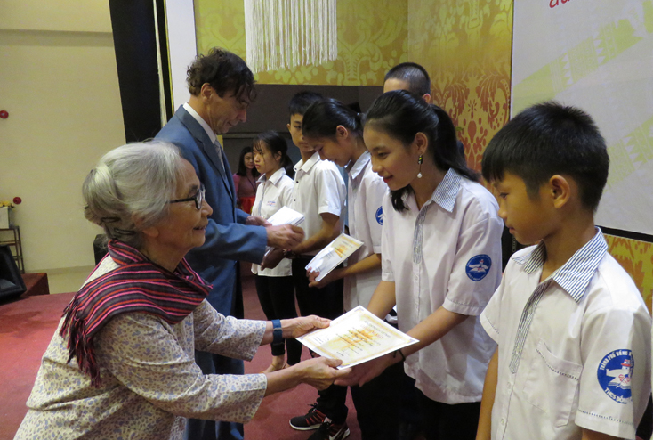 Giáo sư Odon Vallet cùng GS Lê Kim Ngọc trao học bổng cho các em học sinh Làng trẻ em S.O.S Đồng Hới.