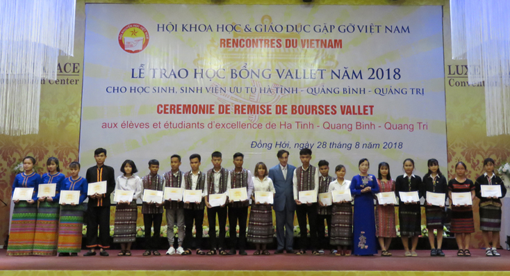 Giáo sư Odon Vallet cùng lãnh đạo Hội Khuyến học Quảng Bình trao học bổng cho học sinh các trường phổ thông dân tộc nội trú Hà Tĩnh, Quảng Bình và Quảng Trị.