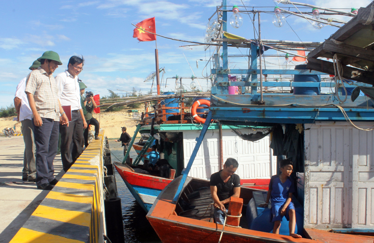 Tổ chức luyện tập, bố trí tàu thuyền vào neo đậu tránh trú bão tại khu neo đậu Cửa Phú.