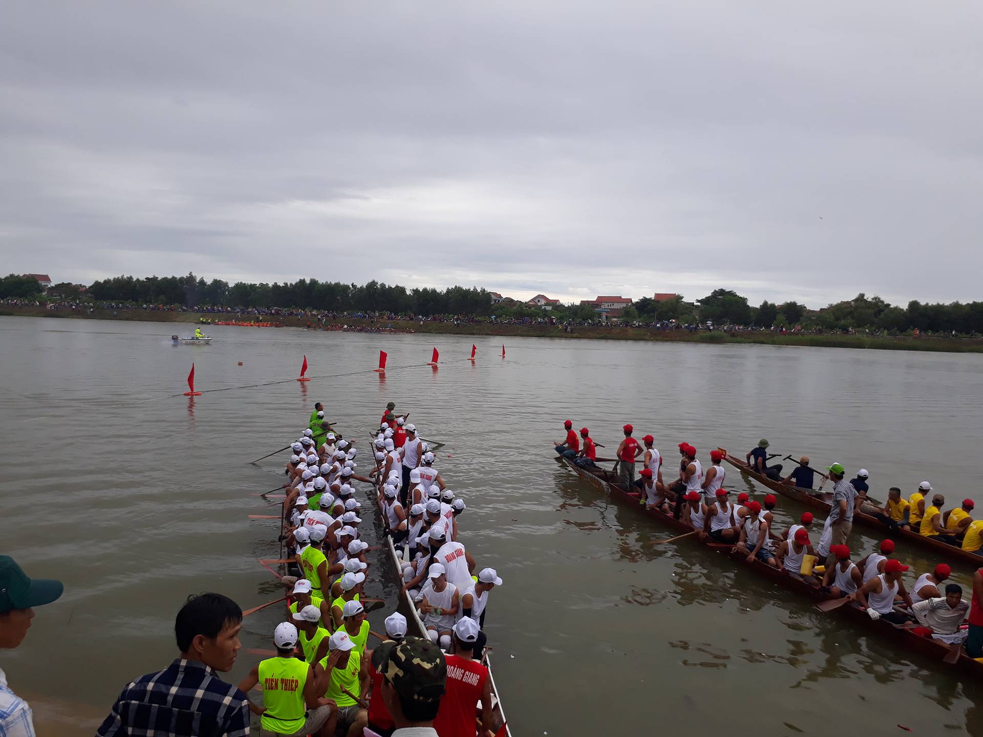 Các đội đò bơi xã Xuân Thủy đang tập luyện trên sông Kiến Giang 