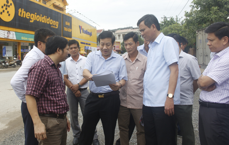 Đồng chí Nguyễn Xuân Quang, Ủy viên Ban Thường vụ Tỉnh ủy, Phó Chủ tịch Thường trực UBND tỉnh kiểm tra thực tế thi công dự án.