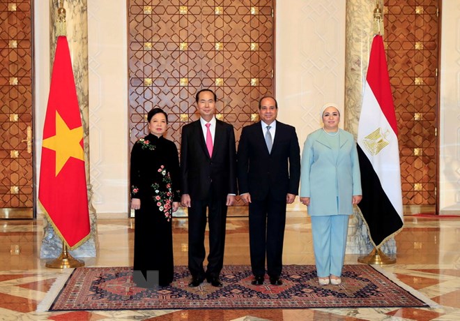 Tổng thống Ai Cập Abdel Fattah Al Sisi và Phu nhân đón Chủ tịch nước Trần Đại Quang và Phu nhân. (Ảnh: Nhan Sáng/TTXVN)