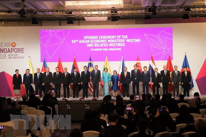 Các Bộ trưởng Kinh tế, đại diện lãnh đạo kinh tế từ 10 quốc gia thành viên ASEAN và các nước đối tác chụp ảnh chung. (Ảnh: Việt Dũng/TTXVN)