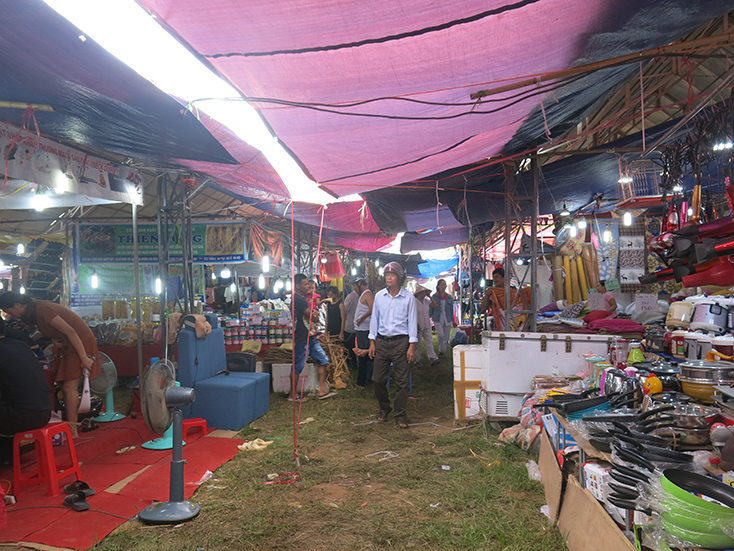 Nhiều gian hàng được bán tại hội chợ