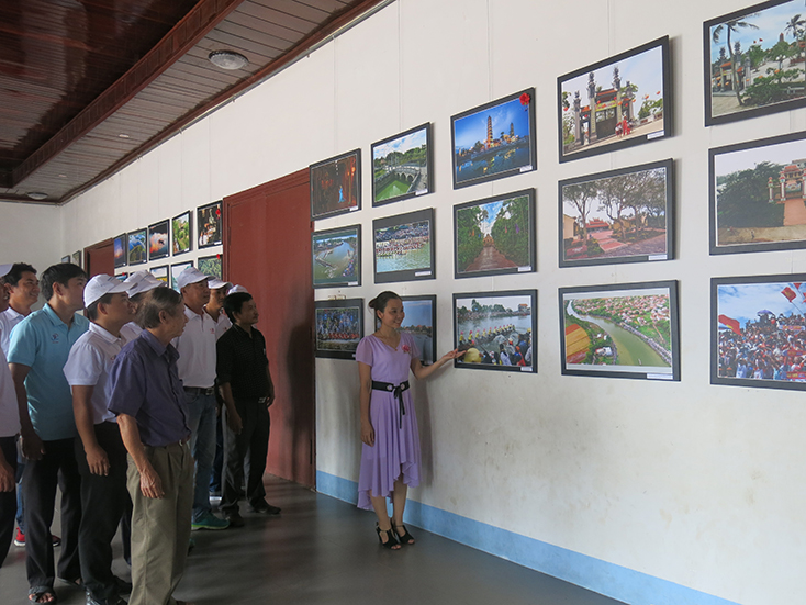 Đông đảo người dân đến xem các bức ảnh đẹp về tiền năng du lịch huyện Lệ Thủy