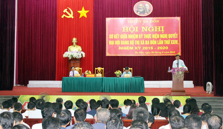 Đồng chí Trần Thắng, Bí thư Thị uỷ Ba Đồn phát biểu chỉ đạo hội nghị.