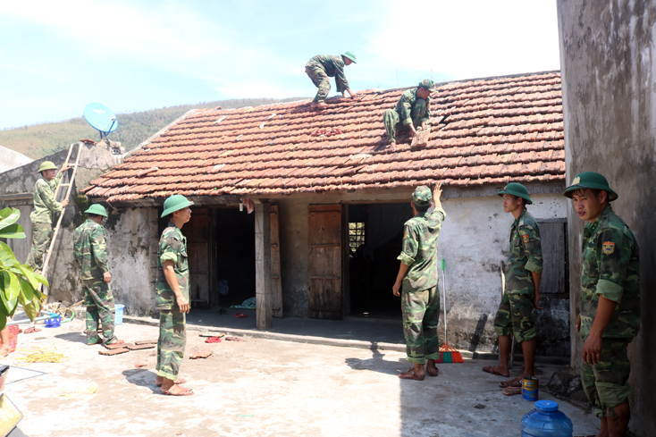 BĐBP tỉnh giúp người dân huyện Quảng Trạch lợp lại nhà bị hư hỏng do bão.