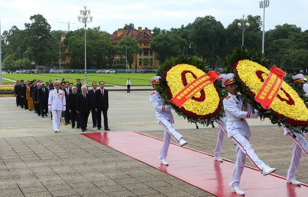 Đoàn đại biểu Đảng, Nhà nước đặt vòng hoa và vào Lăng viếng Chủ tịch Hồ Chí Minh. (Ảnh: Dương Giang/TTXVN)
