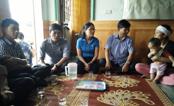 Công đoàn Sở NN&PTNT thăm gia đình nạn nhân Phạm Đình Duy ở xã Thanh Trạch, huyện Bố Trạch.