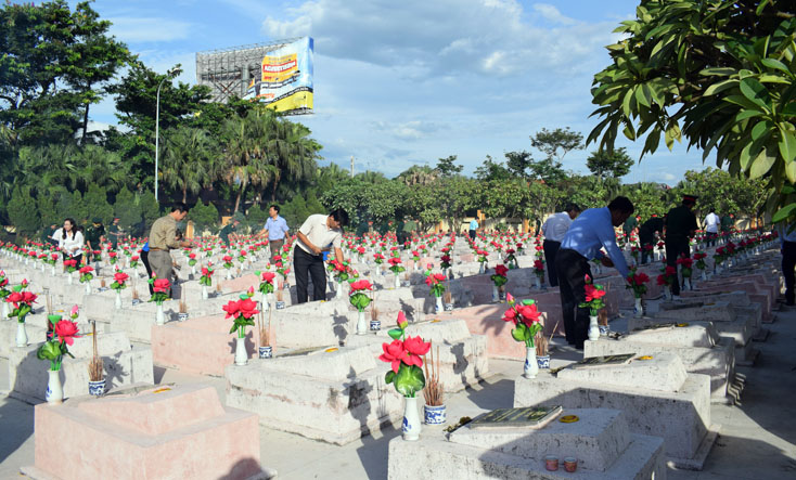 Các đại biểu thắp hương trêncác phần mộ tại Nghĩa trang Liệt sỹ Ba Dốc