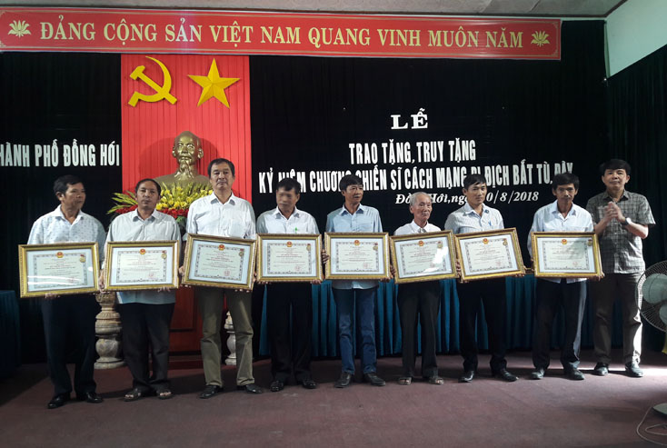 Đại diện lãnh đạo TP. Đồng Hới đã trao tặng Kỷ niệm chương cho các chiến sỹ cách mạng bị địch bắt tù, đày và thân nhân của các chiến sỹ đã mất.