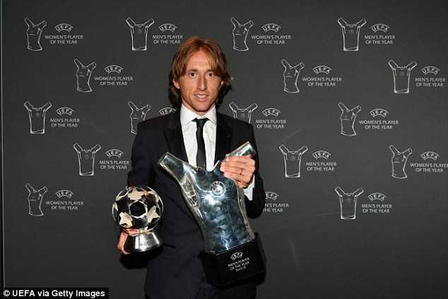 Lika Modric nhận cú đúp giải thưởng của UEFA.