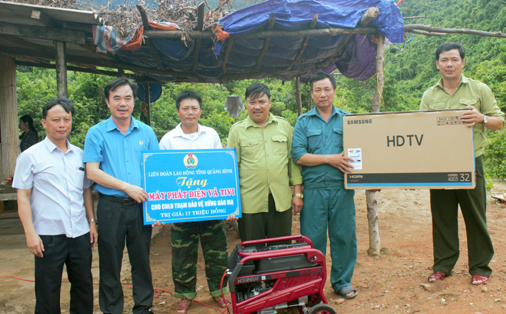 Liên đoàn Lao động tỉnh:  Tặng quà cho Trạm bảo vệ rừng Rào Mạ