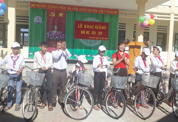 Tặng 20 xe đạp cho trẻ em nghèo ở huyện Quảng Ninh