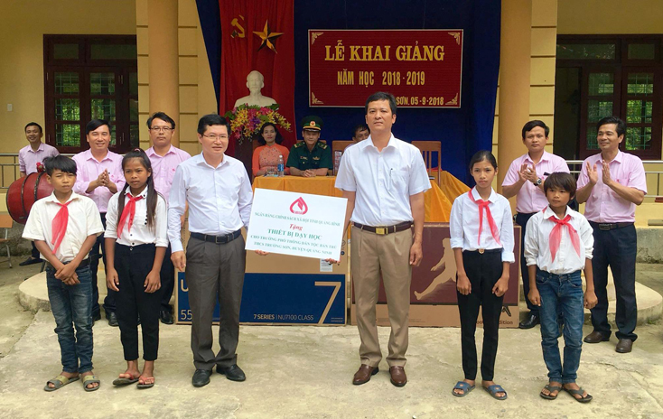 Trao tặng thiết bị dạy học cho Trường PT Dân tộc bán trú và THCS xã Trường Sơn