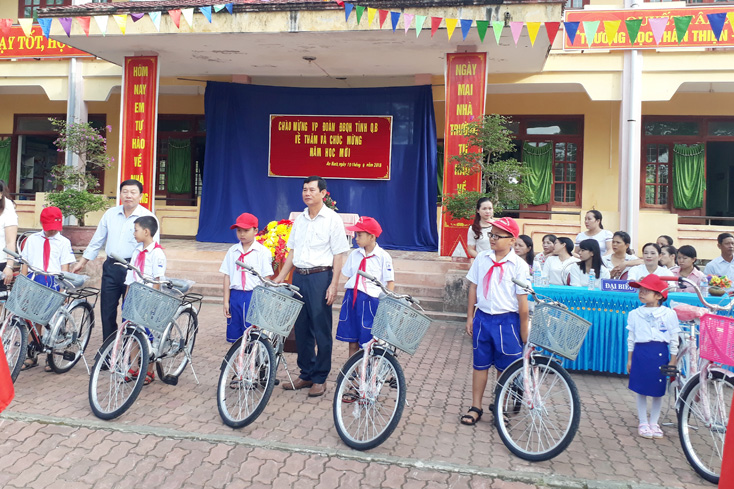Đoàn đại biểu Quốc hội tỉnh trao xe đạp cho học sinh có hoàn cảnh đặc biệt khó khăn