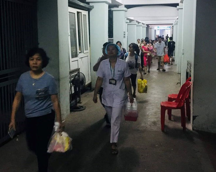 Bộ trưởng Y tế thăm bệnh nhi bị ảnh hưởng vụ cháy gần Bệnh viện Nhi