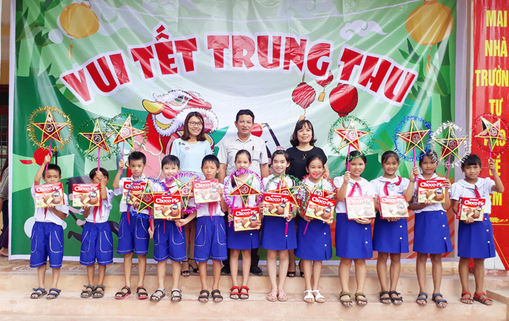 Trao 500 phần quà Trung thu cho trẻ em có hoàn cảnh khó khăn ở huyện Quảng Ninh