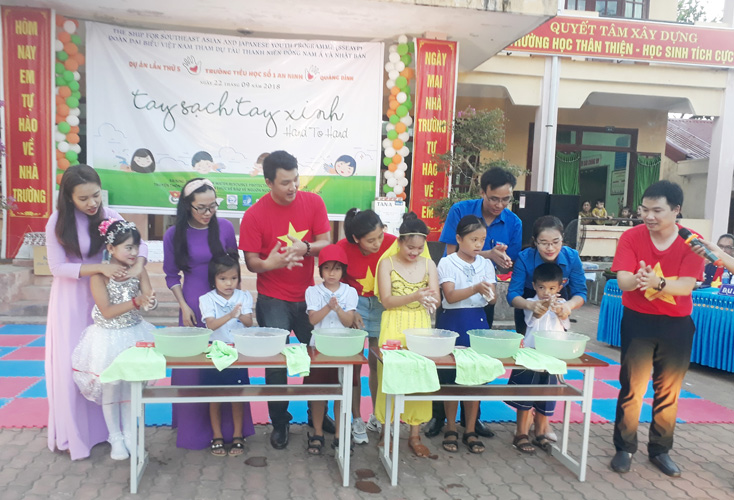 Thăm, tặng quà hỗ trợ thiếu nhi tại xã An Ninh, huyện Quảng Ninh