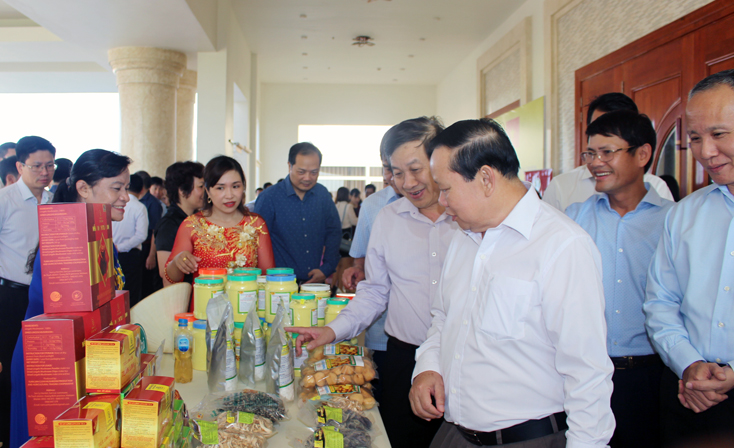 Trưng bày gian hàng sản phẩm của các tỉnh có chung biên giới Việt Nam-Lào