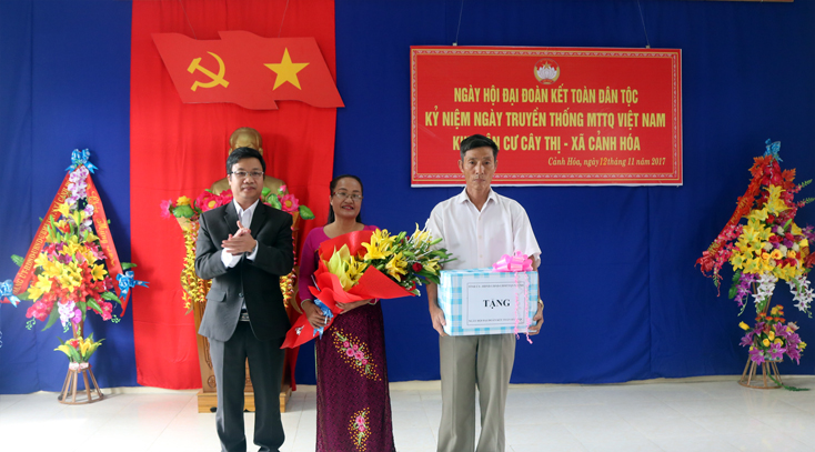 Đồng chí Trưởng ban Tuyên giáo Tỉnh ủy Cao Văn Định tặng hoa chúc mừng thôn Cây Thị, xã Cảnh Hoá được công nhận danh hiệu làng văn hoá.