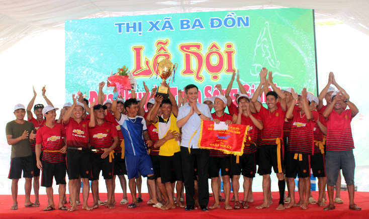 Đồng chí Trần Thắng, Bí thư Thị uỷ Ba Đồn trao cúp cho đội giành giải nhất xã Quảng Minh.