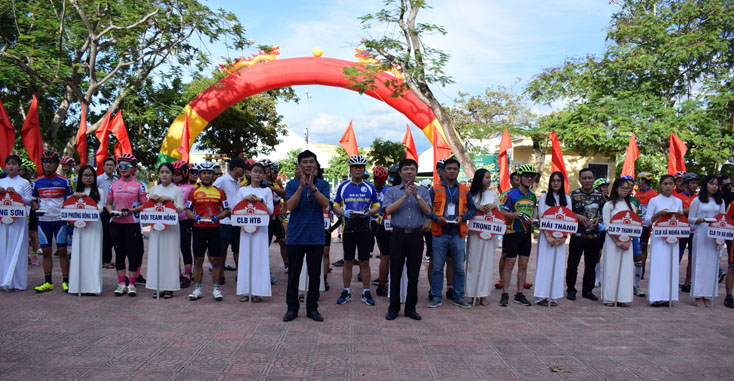 Đại diện lãnh đạo TP. Đồng Hới trao cờ lưu niệm cho các đội tham gia giải đua xe đạp thành phố mở rộng lần thứ II năm 2018.