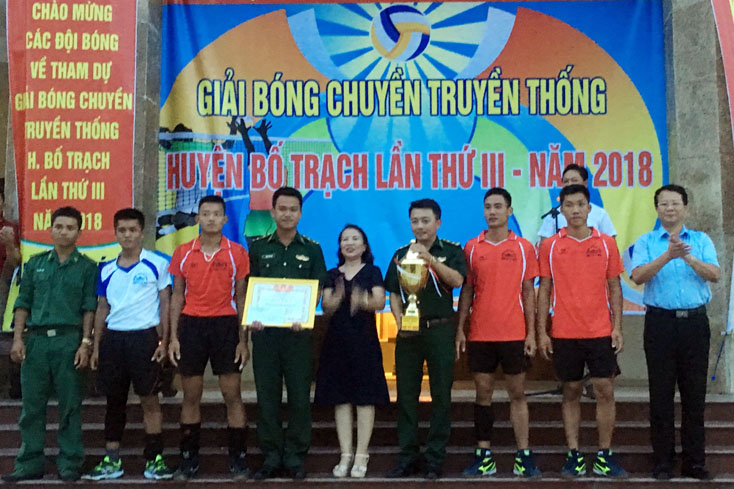 Đại diện lãnh đạo huyện Bố Trạch trao giải nhất cho đội bóng chuyền nam