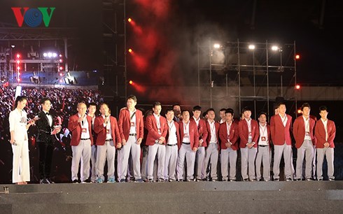 HLV Park Hang Seo và các cầu thủ Olympic Việt Nam giao lưu với khán giả