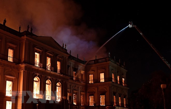 Hiện trường vụ hỏa hoạn tại Bảo tàng quốc gia Brazil ở Rio de Janeiro ngày 2-9. (Nguồn: AFP/TTXVN)