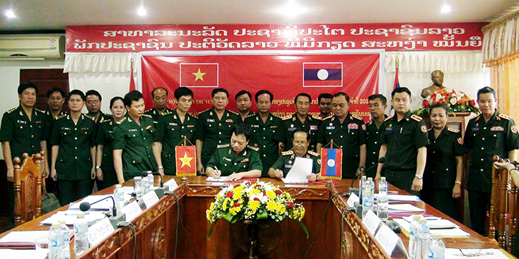 Đại tá Nguyễn Văn Thiện, Chỉ huy trưởng BĐBP Quảng Bình và đại tá Chạ Lơn Vông Vị Xay, Chỉ huy tưởng Bộ chỉ huy Quân sự tỉnh Sa Vẳn Nạ Khẹt ký kết biên bản ghi nhớ.
