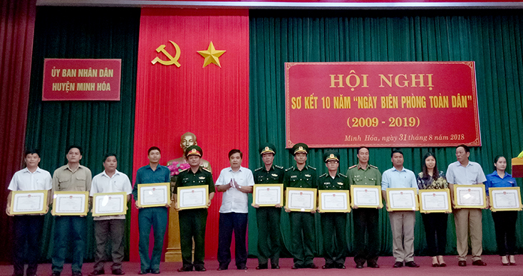 Lãnh đạo huyện Minh Hóa khen thưởng cho các tập thể, cá nhân có thành tích xuất sắc trong thực hiện “Ngày biên phòng toàn dân”.  