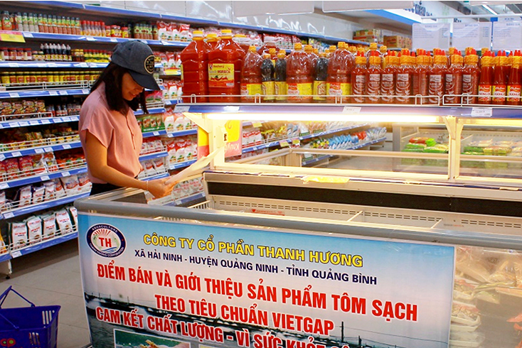 Sản phẩm tôm thẻ chân trắng của Công ty Cổ phần Thanh Hương (Quảng Ninh) bày bán tại siêu thị Co.op mart được người tiêu dùng đánh giá cao nhờ tuân thủ VietGAP và truy xuất được nguồn gốc.