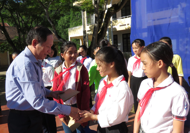 Các em học sinh xã Sơn Trạch được nhận học bổng “Tiếp sức đến trường” năm học 2018-2019.