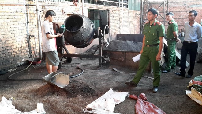 Chế biến càphê bẩn tại cơ sở của bà Nguyễn Thị Thanh Loan. (Nguồn: TTXVN)