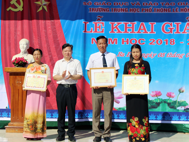 Đồng chí Nguyễn Tiến Hoàng, Phó Chủ tịch UBND tỉnh tặng Bằng khen cho các giáo viên Trường THPT Lê Hồng Phong.