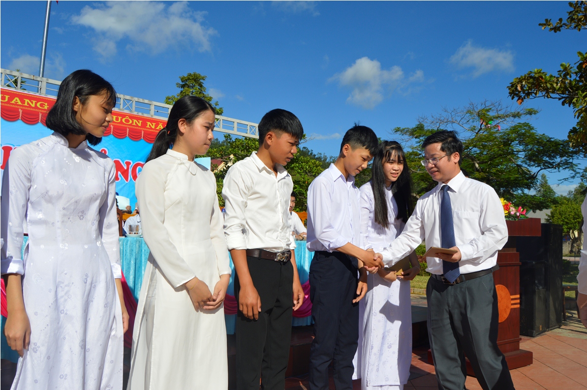 Đồng chí Trưởng Ban Tuyên giáo Tỉnh ủy Cao Văn Định trao học bỏng của Công ty TNHH MTV Chua Me Đất (Công ty Oxalis) cho các em học sinh nghèo học giỏi của Trường THPT Minh Hóa nhân dịp khai giảng năm học mới.