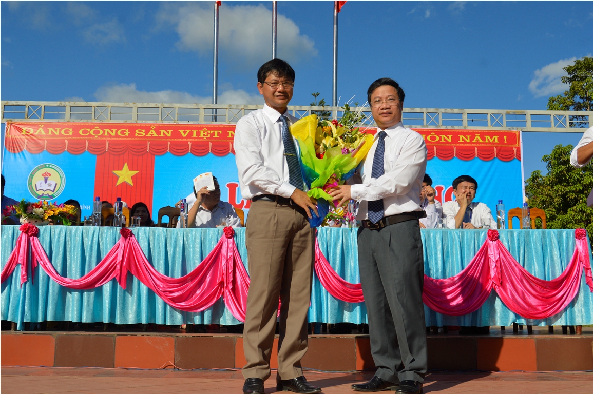 Đồng chí Trưởng Ban Tuyên giáo Tỉnh ủy Cao Văn Định tặng hoa chúc mừng thầy trò Trường THPT Minh Hóa nhân dịp khai giảng năm học mới.