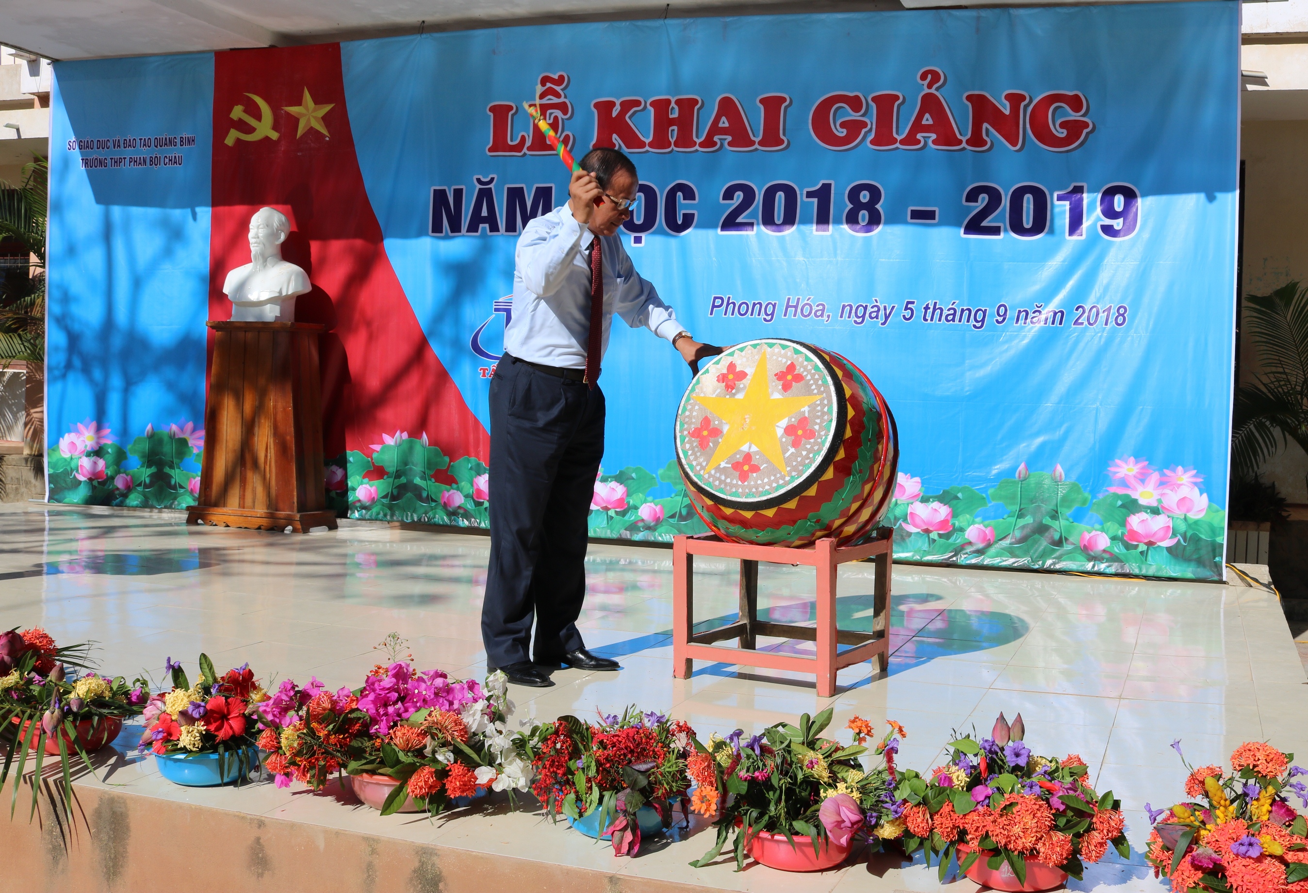 Đồng chí Trần Văn Tuân, Ủy biên Ban thường vụ Tỉnh ủy, Chủ tịch UBMTTQVN tỉnh đánh trống khai trường tại trường THPT Phan Bội Châu, huyện Tuyên Hóa.