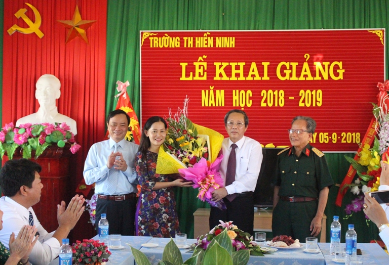 Đồng chí Bí thư Tỉnh uỷ Hoàng Đăng Quang tặng hoa chúc mừng thầy trò Trường tiểu học Hiền Ninh