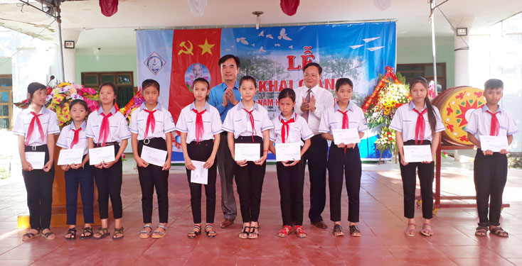  Đồng chí Lê Minh Ngân, Tỉnh ủy viên, Phó Chủ tịch UBND tỉnh và lãnh đạo Liên đoàn Lao động tỉnh trao tặng 10 suất học bổng cho các em học sinh nghèo vượt khó học giỏi của Trường THCS Phúc Trạch.