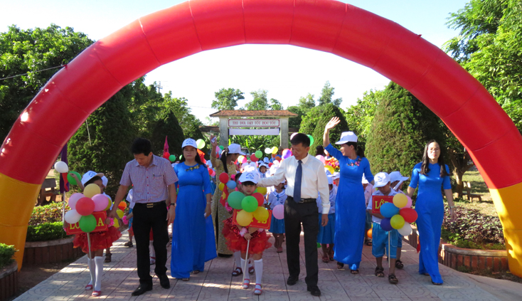 Đồng chí Nguyễn Hữu Hoài, Phó Bí thư Tỉnh ủy, Chủ tịch UBND tỉnh cùng lãnh đạo huyện Lệ Thuỷ đón các em học sinh vào lớp 1 Trường tiểu học Mai Thuỷ.