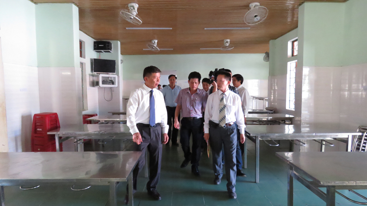 Đồng chí Chủ tịch UBND tỉnh Nguyễn Hữu Hoài thăm khu nhà ăn nội trú của học sinh Trường phổ thông Dân tộc nội trú Lệ Thuỷ.
