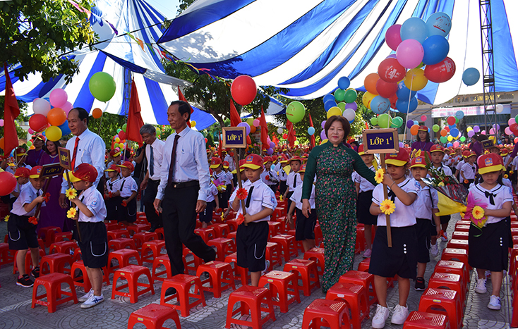 Đồng chí Nguyễn Thị Thanh Hương, Ủy viên Ban Thường vụ Tỉnh ủy, Phó Chủ tịch HĐND tỉnh cùng các đại biểu đón học sinh lớp 1 vào trường.