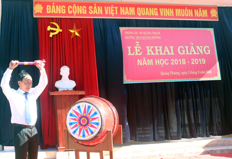 Đồng chí Trần Hải Châu, Ủy viên Ban Thường vụ, Trưởng ban Nội chính Tỉnh ủy đánh trống khai trường tại lễ khai giảng ở Trường THCS Quảng Phương. 