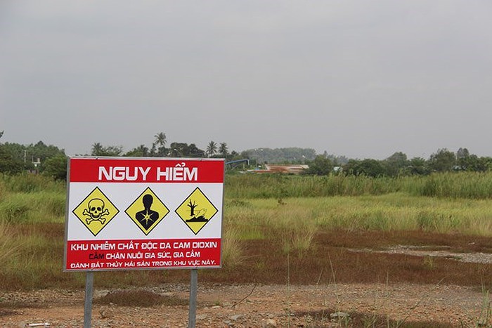 Việt Nam có 28 khu vực bị nhiễm chất độc dioxin, trong đó sân bay Biên Hòa là khu vực có lượng đất nhiễm dioxin lớn nhất, khoảng 850.000 tấn