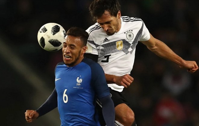 Đức (áo trắng) trở lại sau cú sốc World Cup bằng màn đối đầu nhà vô địch thế giới Pháp. (Nguồn: fcbayern)
