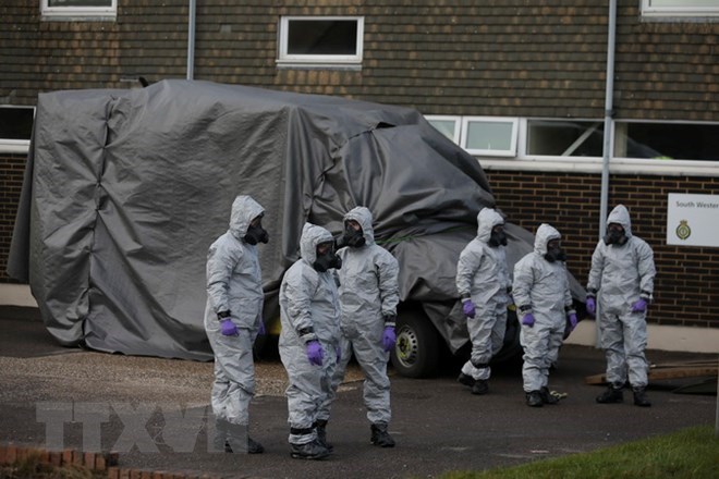 Lực lượng chức năng điều tra tại hiện trường vụ đầu độc hai cha con cựu điệp viên người Nga Sergei Skripal ở Salisbury, Anh ngày 10-3. (Nguồn: AFP/TTXVN)